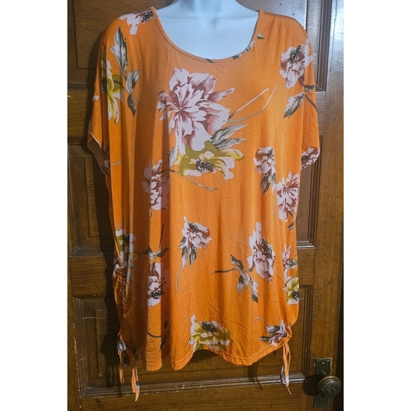 Woman's Plus Size Floral Cinch Sides with Ties Top - Picture 1 of 6